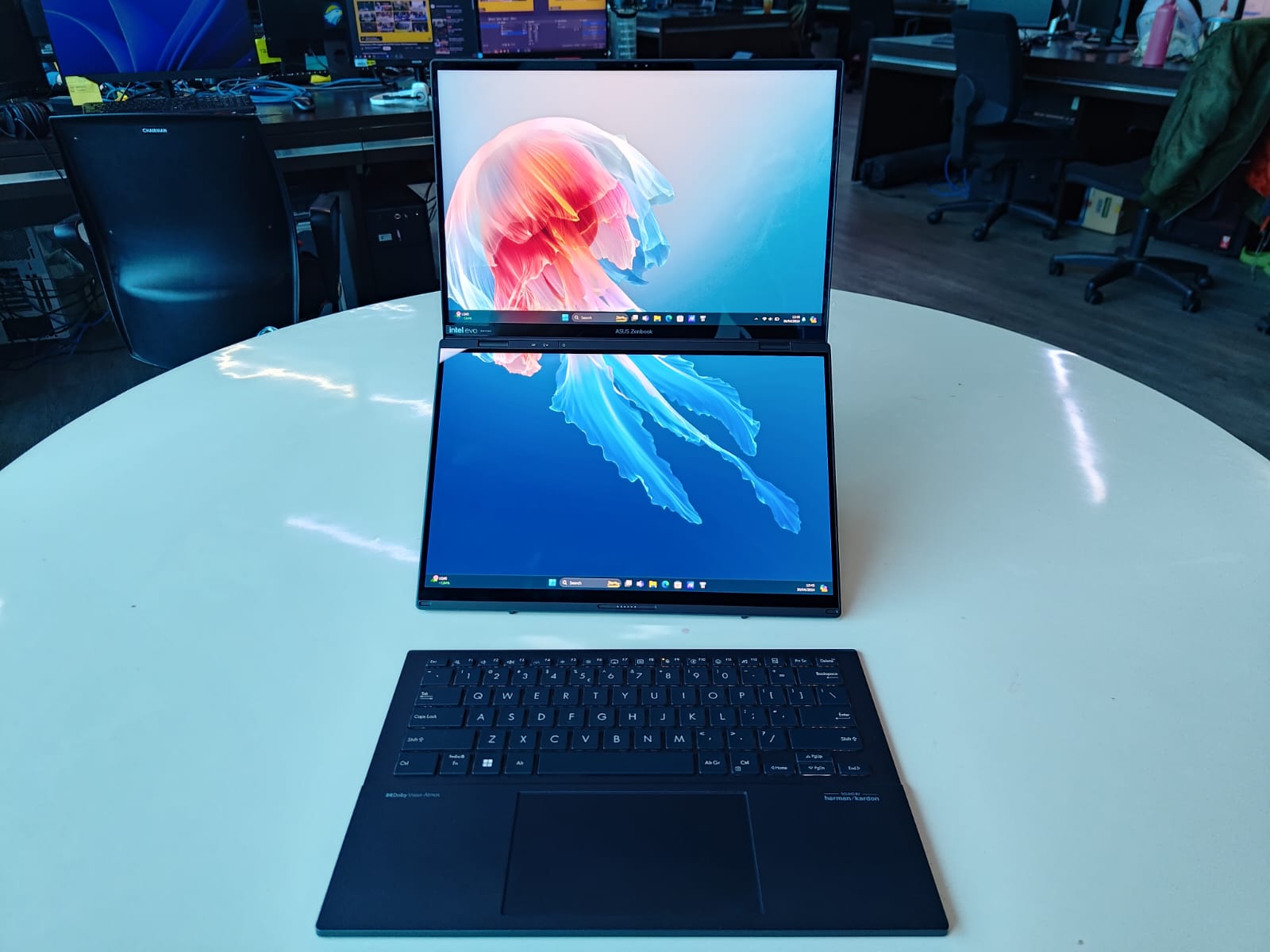 Asus Zenbook Duo UX8406, Laptop Dua Layar Super Spesial