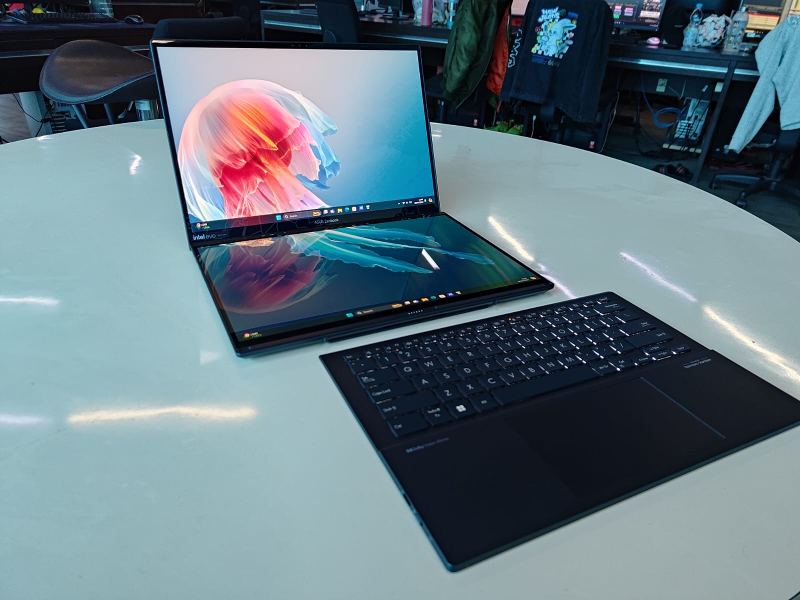 Asus Zenbook Duo UX8406, Laptop Dua Layar Super Spesial