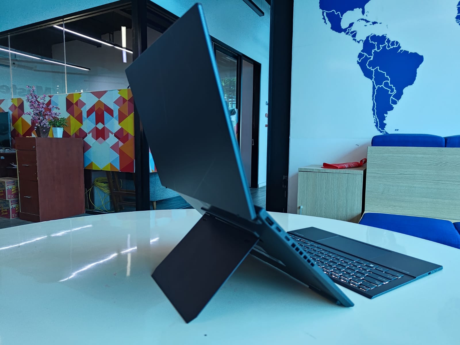 Asus Zenbook Duo UX8406, Laptop Dua Layar Super Spesial