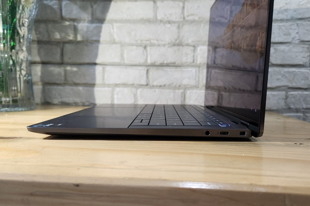 Dell Latitude 9440 2-in-1, Elegan, Mewah, Andal