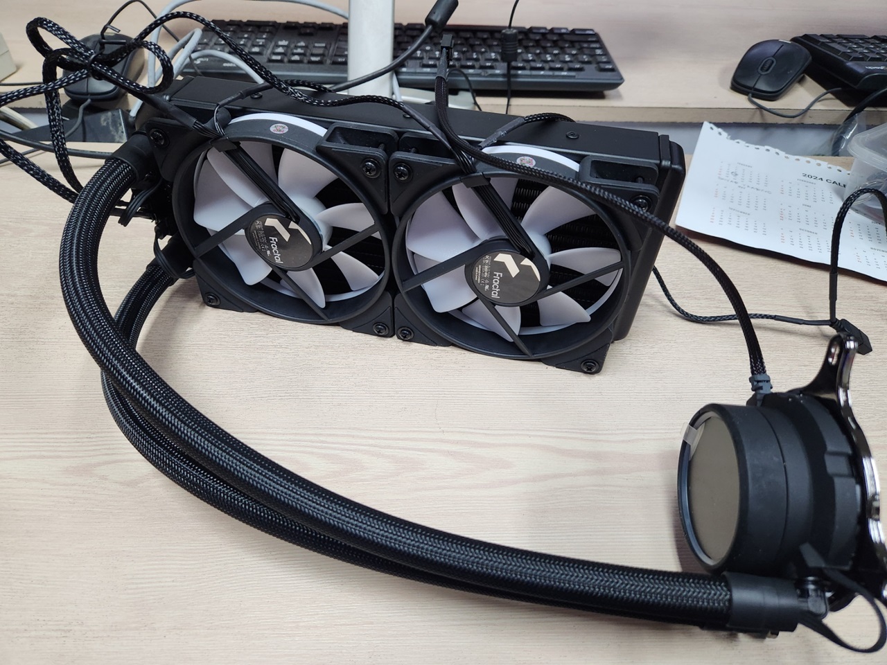 Fractal Celcius+ 24 Prisma, AIO Cooler Simpel Menarik