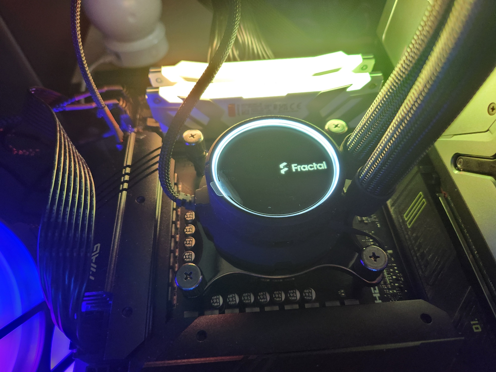 Fractal Celcius+ 24 Prisma, AIO Cooler Simpel Menarik