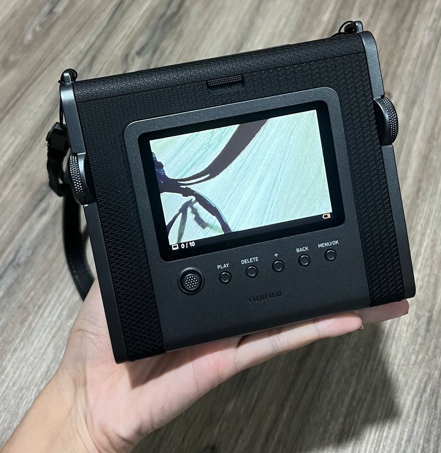 Fuji Instax Wide Evo, Kamera Instan Gaya Retro dengan Sentuhan Digital