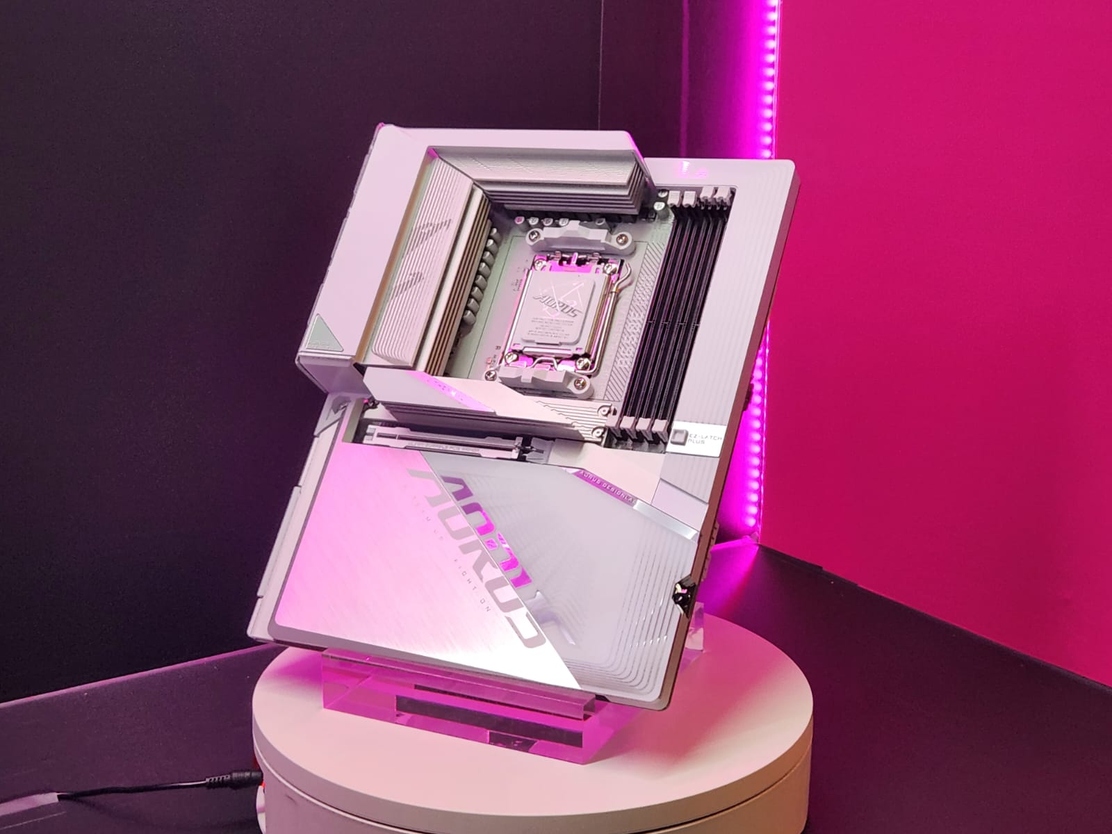 Gigabyte di Computex 2024, dari AI Sampai Monitor 49 inci QD-OLED