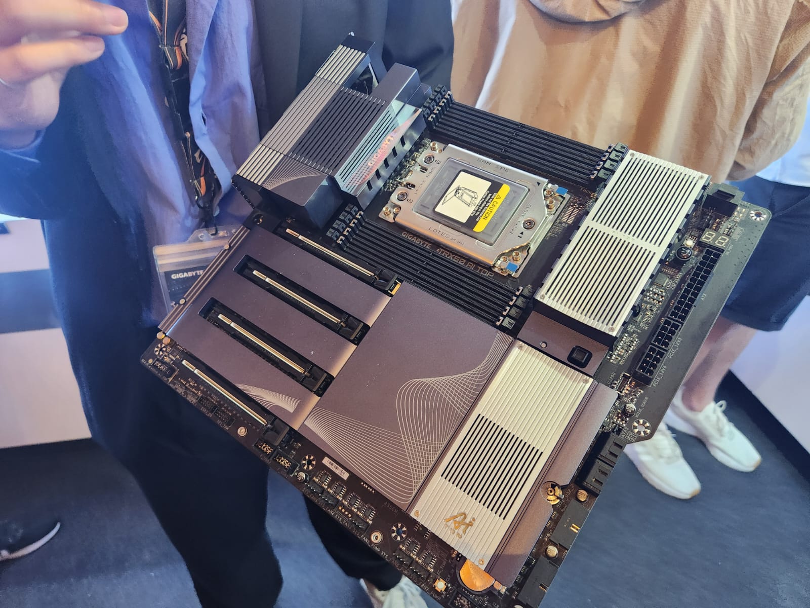 Gigabyte di Computex 2024, dari AI Sampai Monitor 49 inci QD-OLED