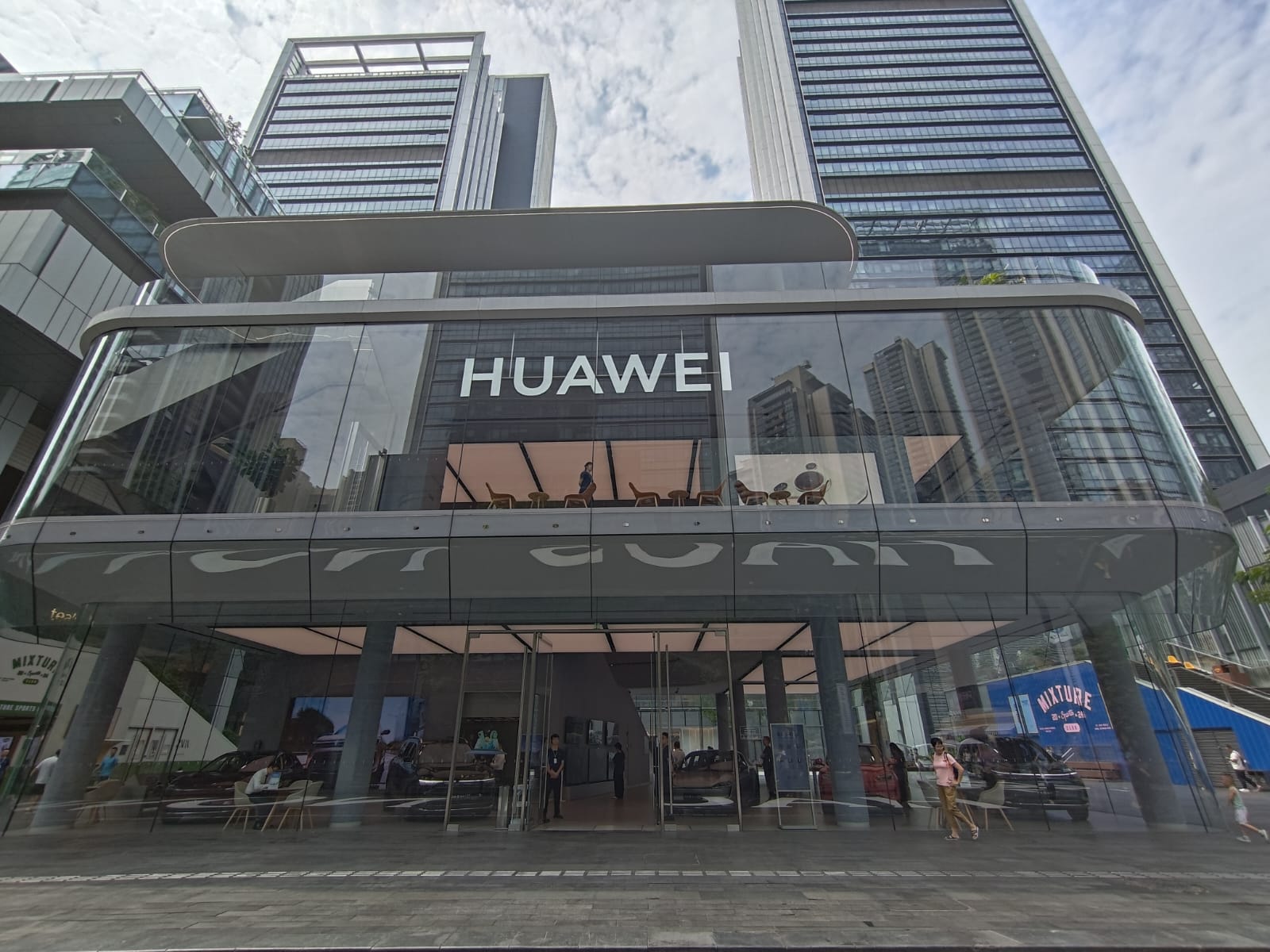 Bukan Cuma HP, Huawei Flagship Store Ini Juga Jual Mobil Listrik
