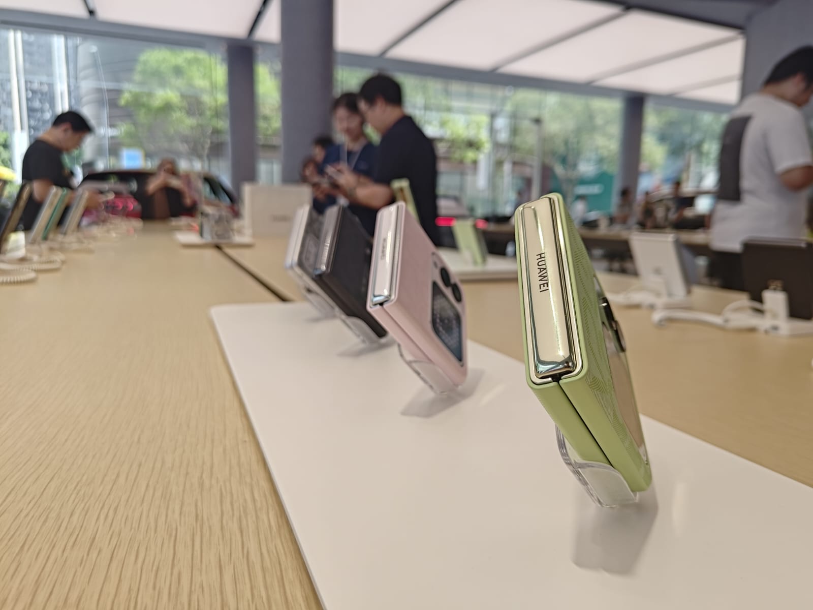 Bukan Cuma HP, Huawei Flagship Store Ini Juga Jual Mobil Listrik