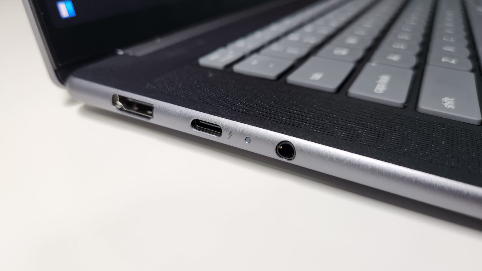 Lenovo Yoga Slim 7i Aura Edition, Laptop AI Pintar