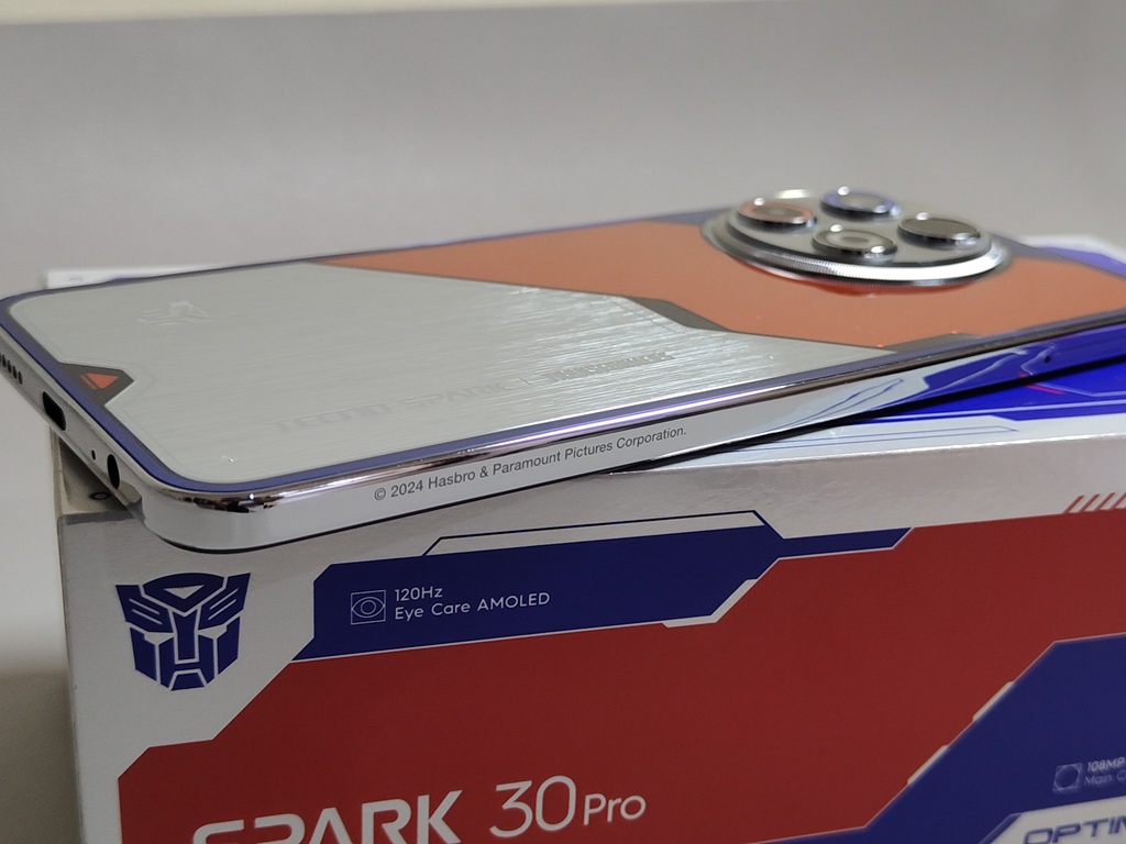 Review Tecno Spark 30 Pro Transformers, Desain Gak Gimmick