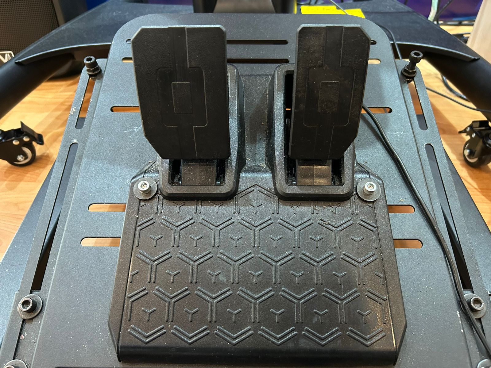 Menjajal Singkat Thrustmaster T128 di Booth Medcom.id GIIAS 2024
