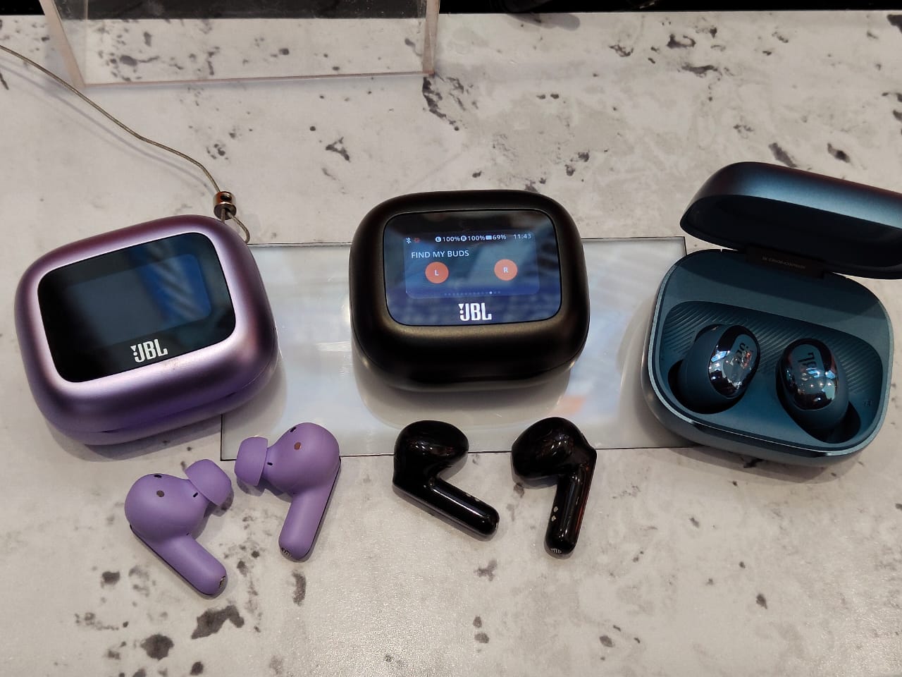 JBL Pamerkan Tour Pro 3 dan Live 3, TWS dengan Layar di Casing