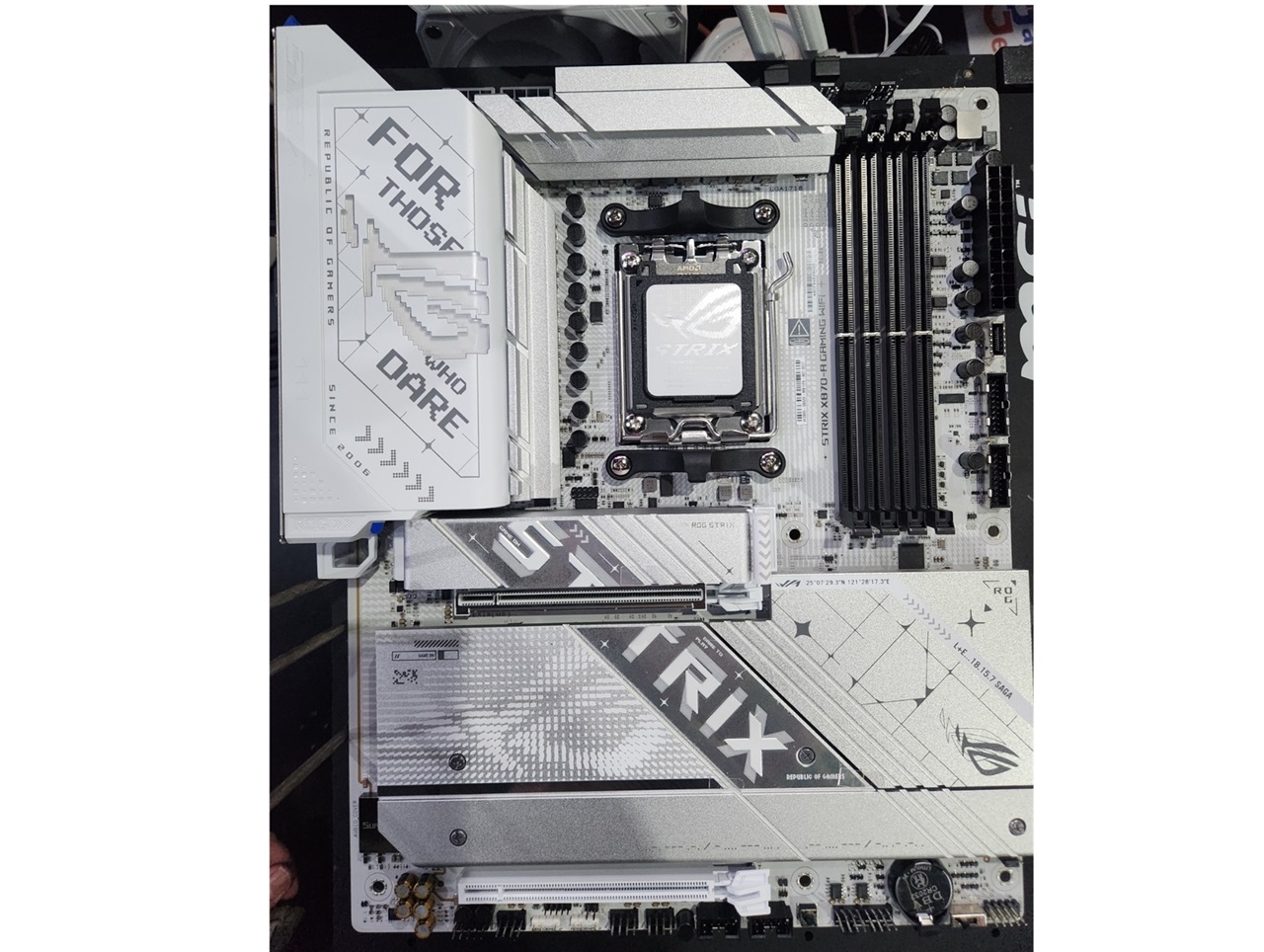 Asus ROG Strix X870-A Gaming WiFi, Futuristik dan Rapi