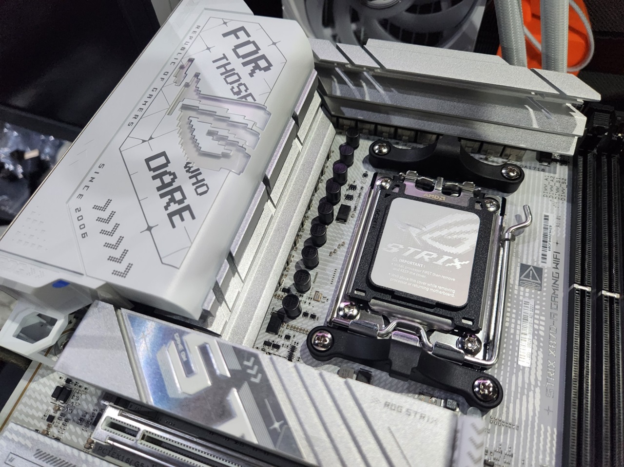 Asus ROG Strix X870-A Gaming WiFi, Futuristik dan Rapi