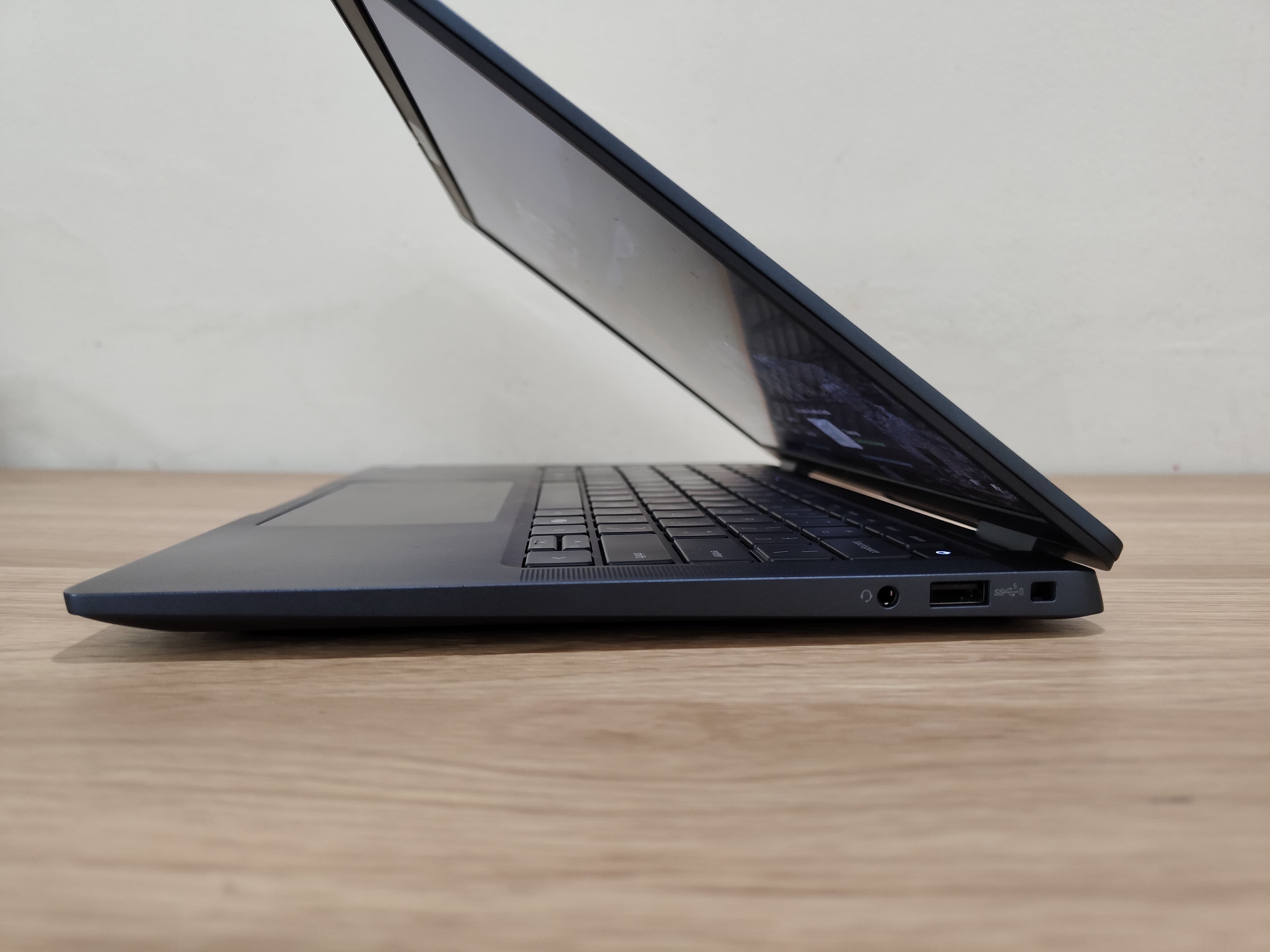 Review Dell Latitude 7350 Ultralight, Laptop AI Bisnis Tipis dan Ringan