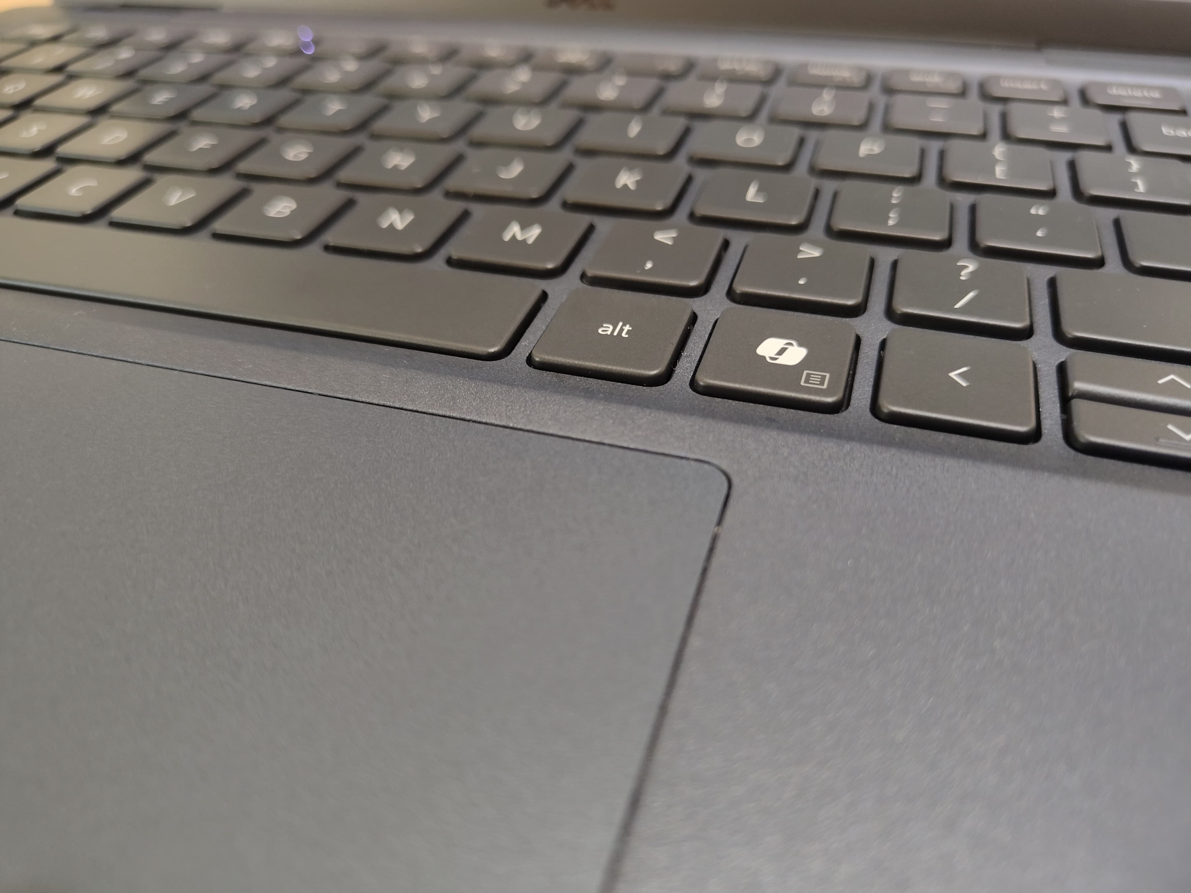 Review Dell Latitude 7350 Ultralight, Laptop AI Bisnis Tipis dan Ringan