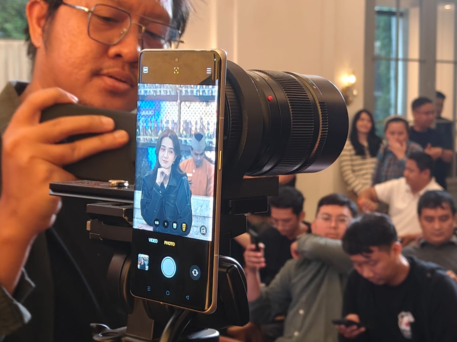 Melihat realme Ultra, Smartphone Konsep yang Ganti Lensa Mirip DSLR