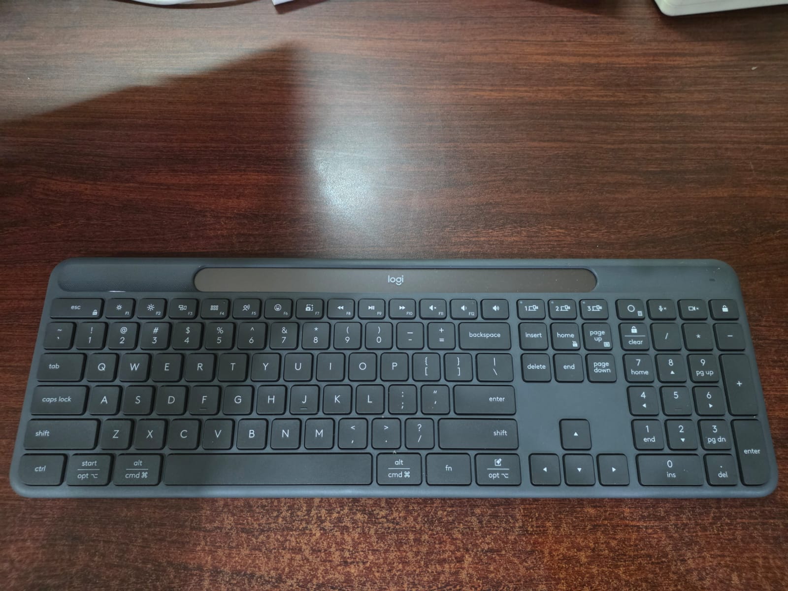 Logitech Signature Slim Solar+ K980, Keyboard Wireless Baterai Abadi