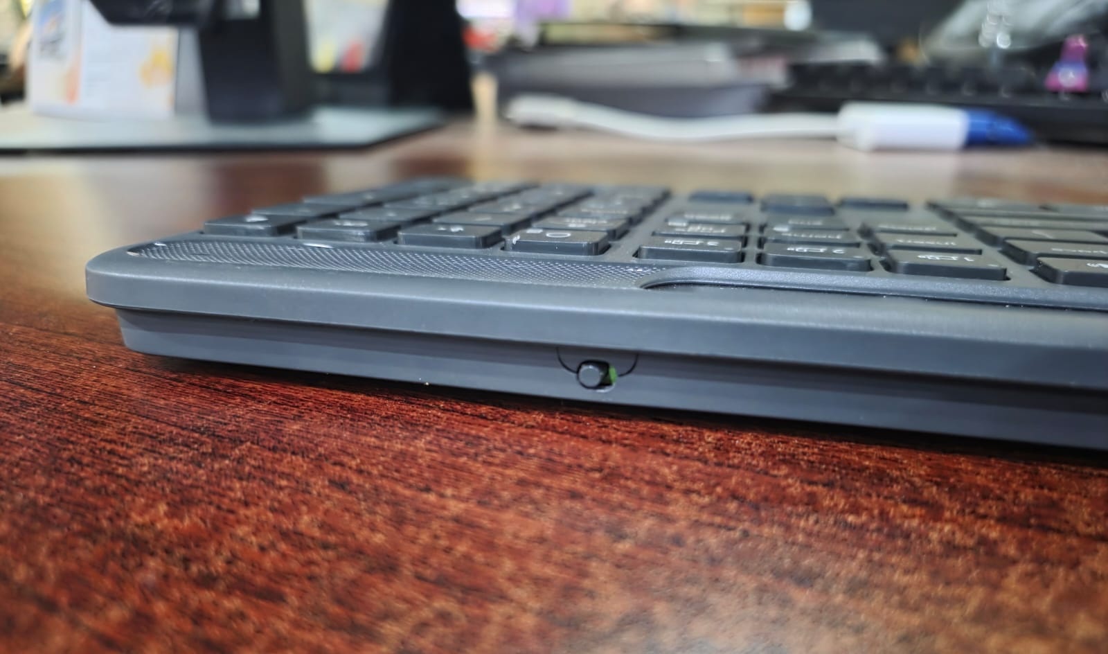 Logitech Signature Slim Solar+ K980, Keyboard Wireless Baterai Abadi