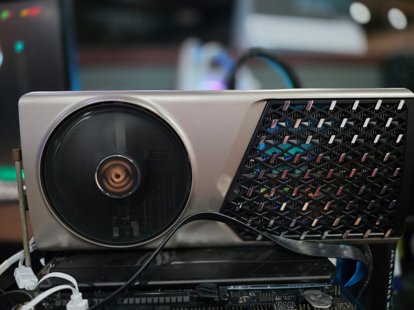 MSI GeForce RTX 5080 Expert OC, Ukuran Besar Performa Besar