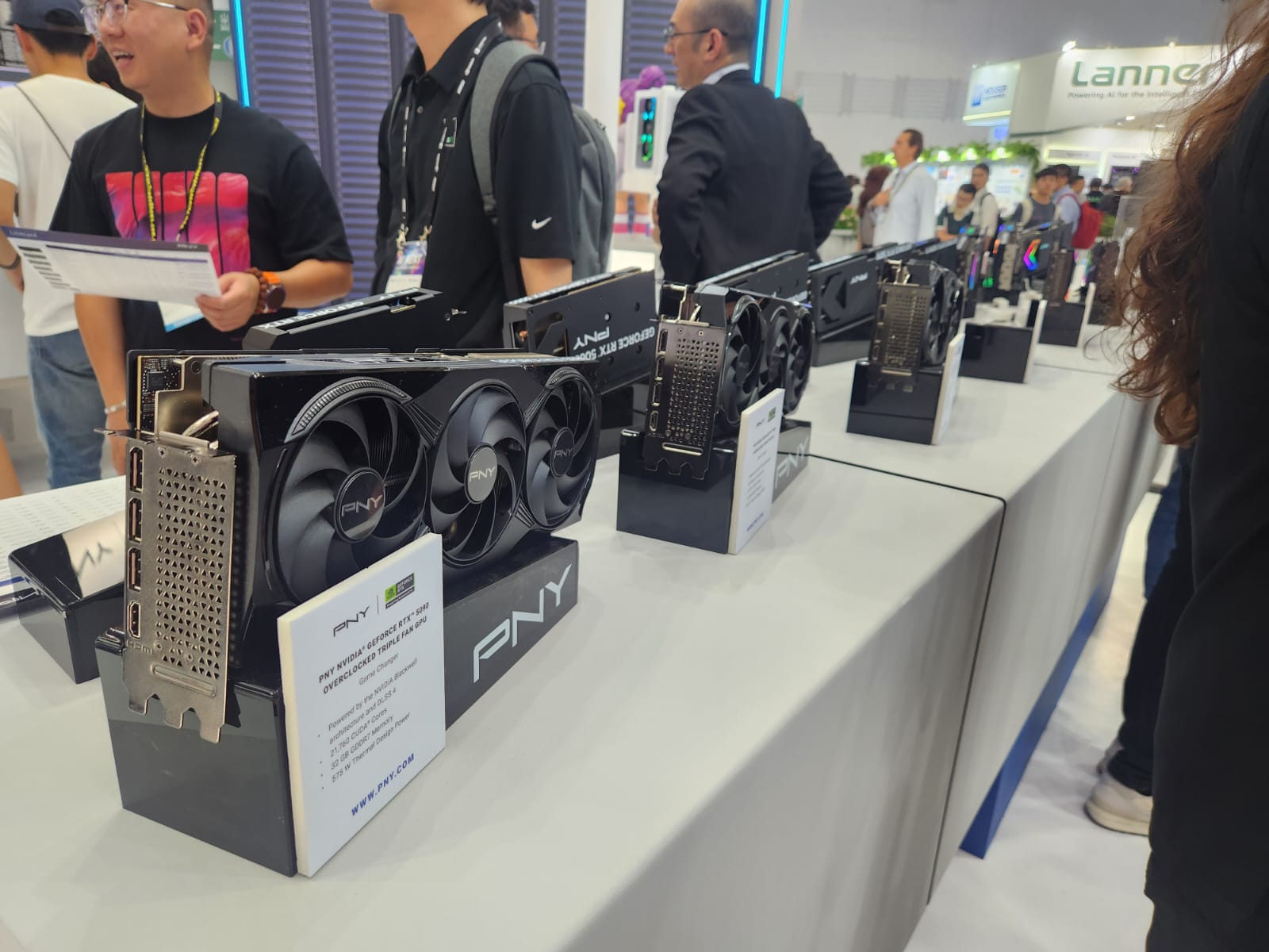 Ada VGA PNY Berbalut Krom Dapat Tanda Tangan Bos NVIDIA