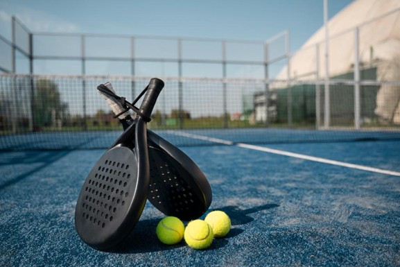 Suka Padel? Yuk, Belanja Perlengkapannya Biar Semangat!