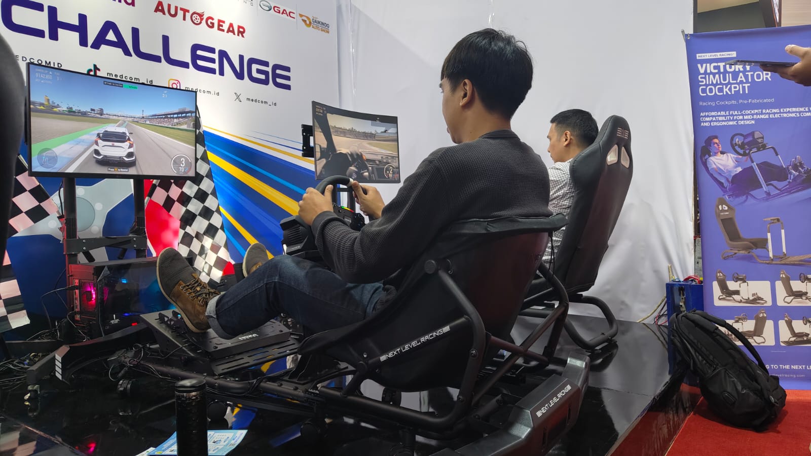 Jajal Langsung Sensasi Balap Profesional di GIIAS 2025: Medcom.id Hadirkan Moza Racing R3 dan R5