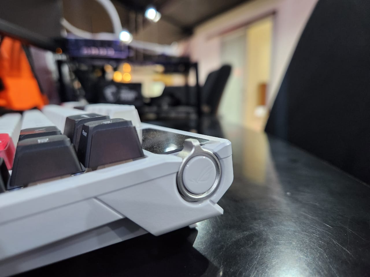 Asus ROG Azoth X, Desain Semi Retro Performa Bagus