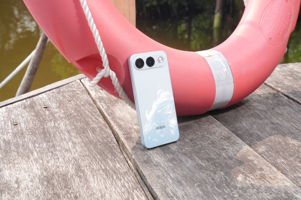 Desain OPPO A7 Pro 5G Surfing Blue