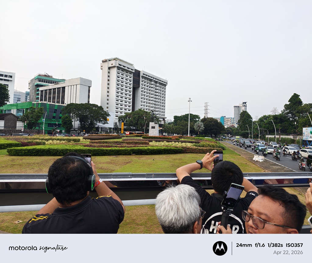 Jajal Kamera Motorola Signature di Bus Wisata Jakarta