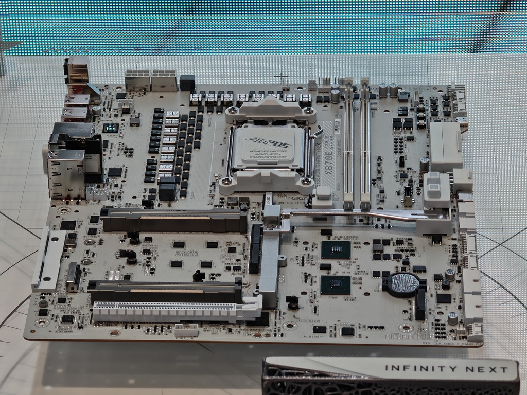 Gigabyte Pamer PC AI Futuristis, dari RTX 5090 hingga Laptop X3D Tertipis