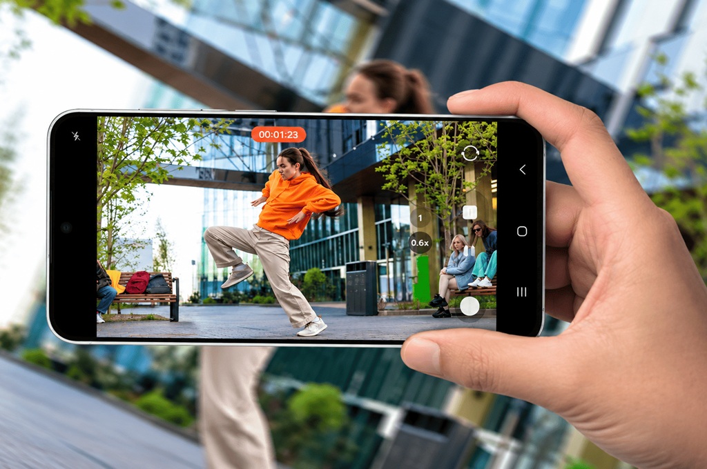 Kamera Galaxy S26 FE memberikan fleksibilitas untuk menangkap momen dari berbagai perspektif, didukung sistem tiga kamera dengan kamera utama 50MP, ultra-wide 12MP, dan telephoto 8MP