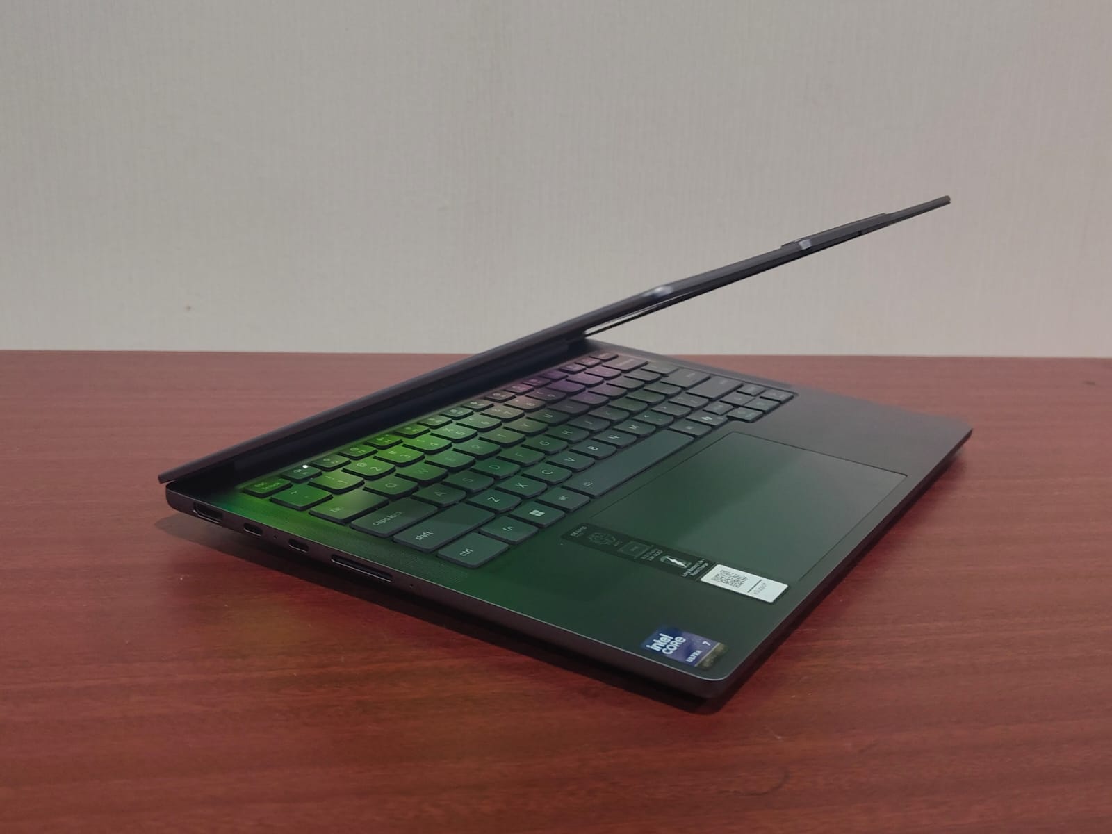 Mencoba Lenovo IdeaPad Pro 5i: Laptop AI OLED Kencang untuk Produktivitas