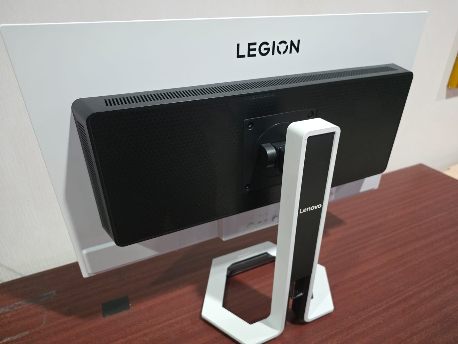 Lenovo Legion Pro 27UD-10, Visual Wah Kelas Premium