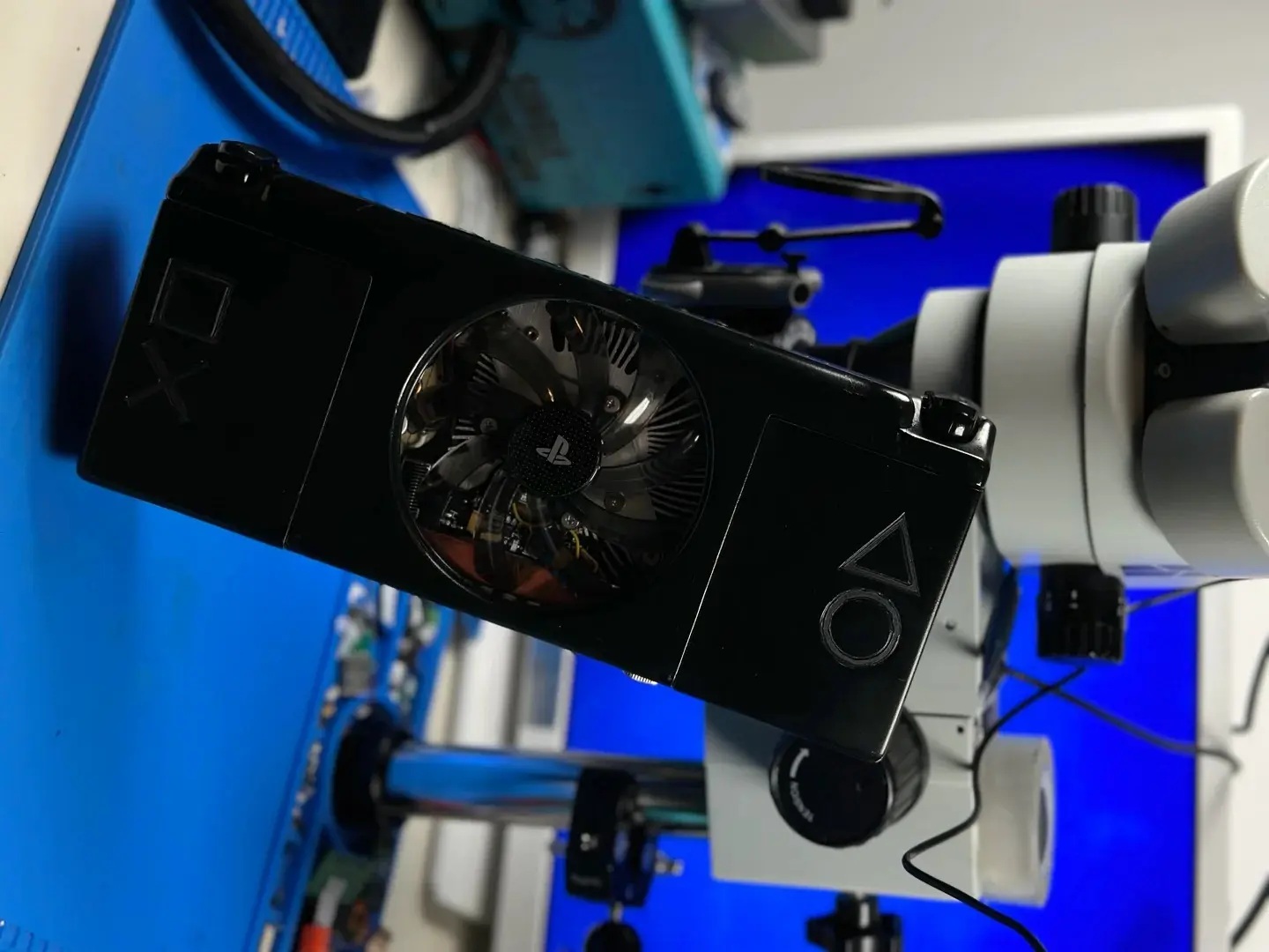 Modder Sulap PS4 Menjadi Handheld Gaming Pakai Layar OLED 7 Inci