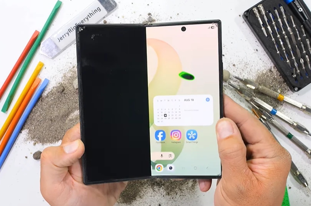 Galaxy Z Fold 8 Ultra Gagal Uji Durabilitas JerryRigEverything