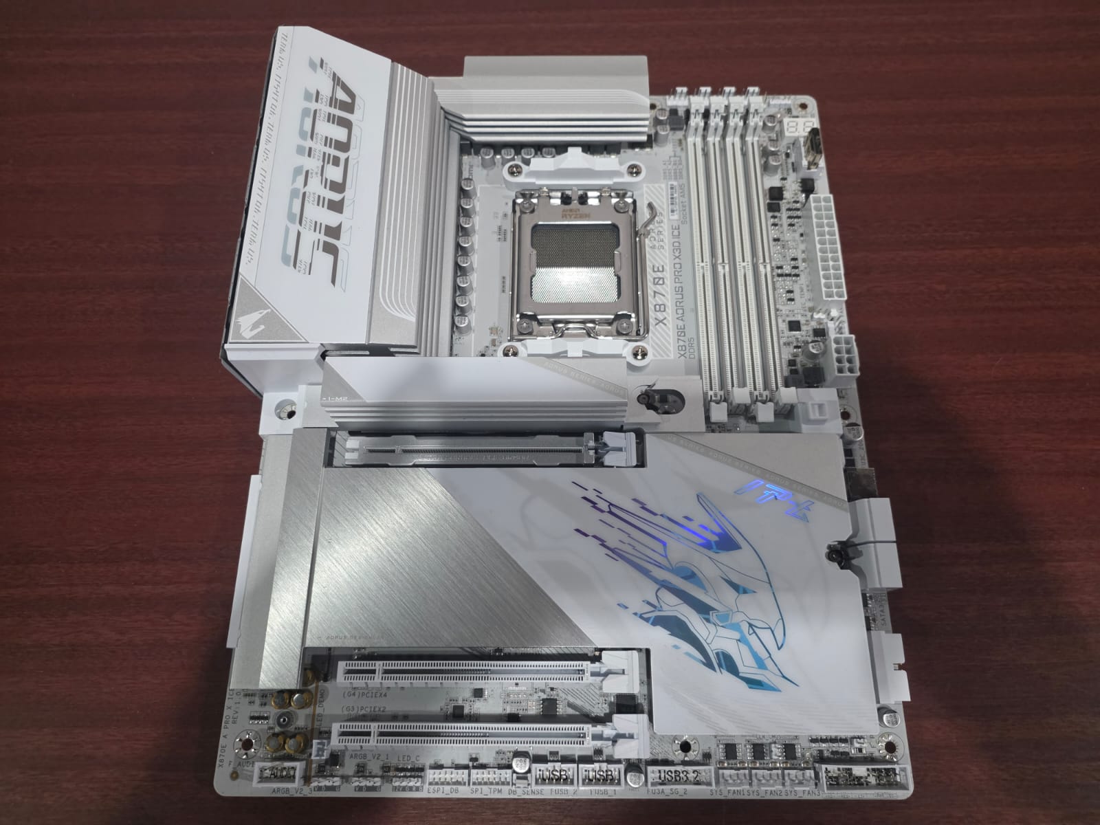 Gigabyte X870E Aorus Pro X3D Ice, Serba All-White Buas