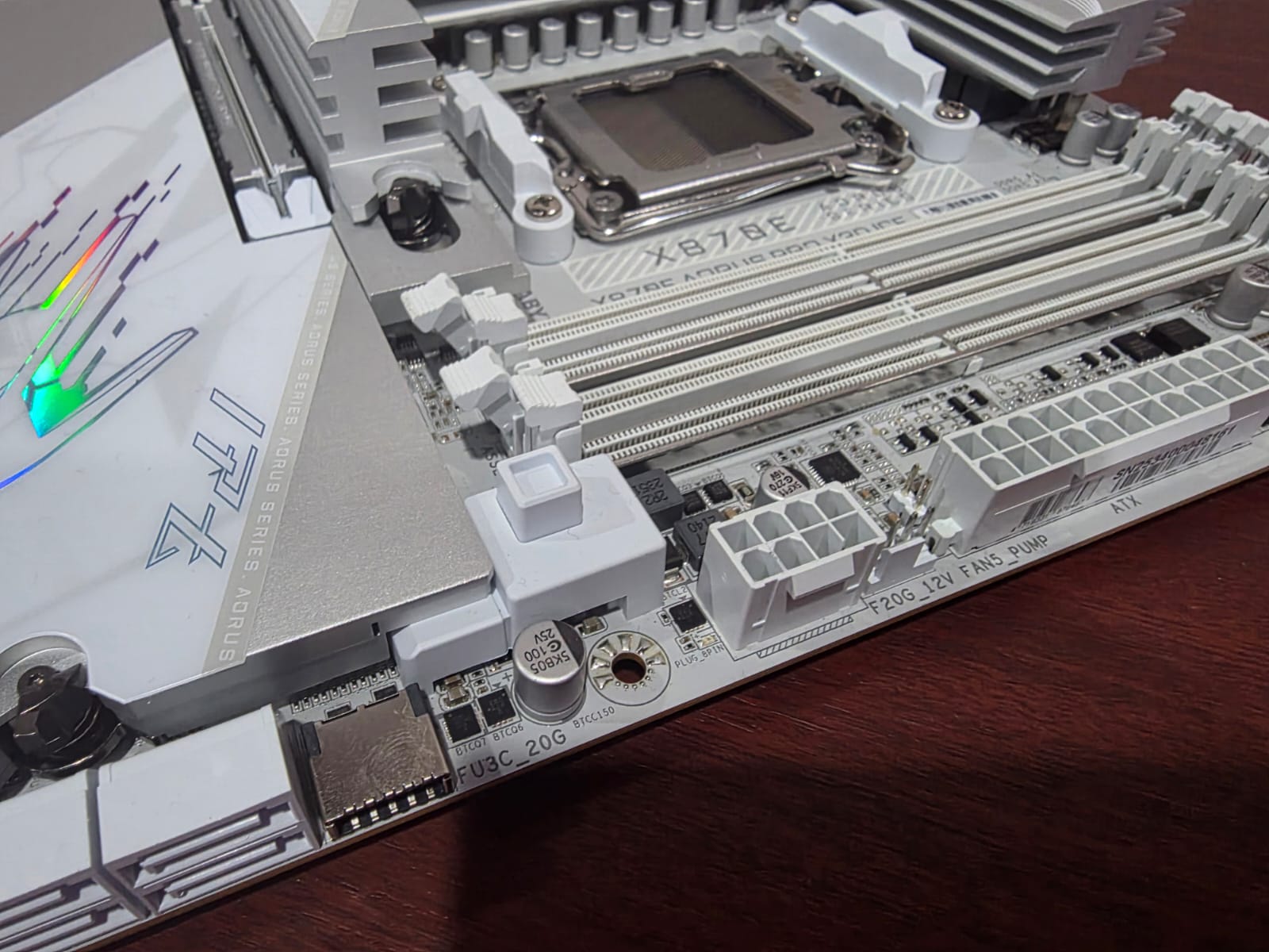 Gigabyte X870E Aorus Pro X3D Ice, Serba All-White Buas