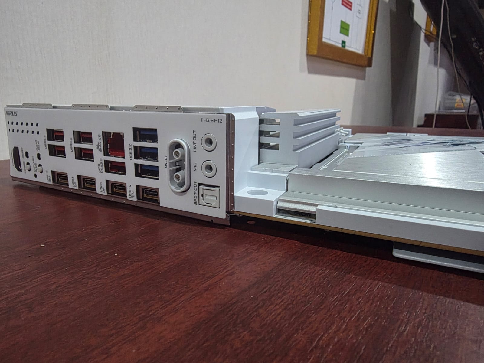 Gigabyte X870E Aorus Pro X3D Ice, Serba All-White Buas