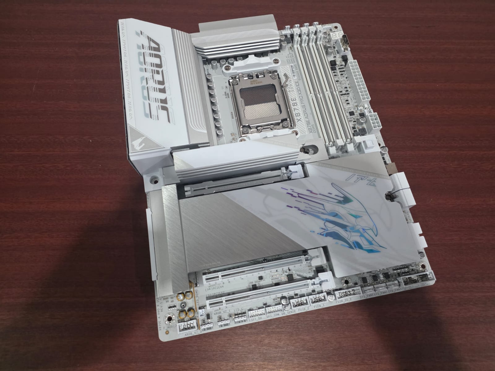 Gigabyte X870E Aorus Pro X3D Ice, Serba All-White Buas