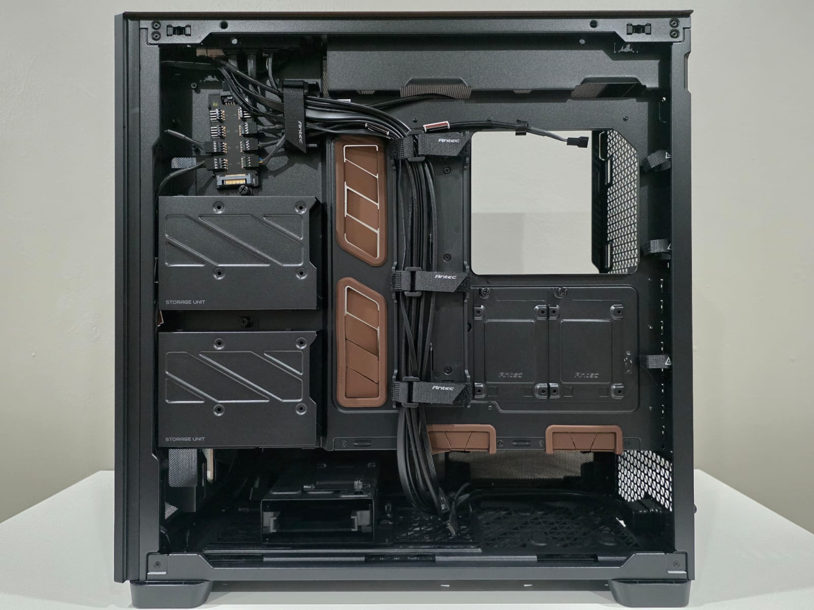 Antec Flux Pro Noctua Edition, Casing PC dan Gaya Furnitur Jadi Satu