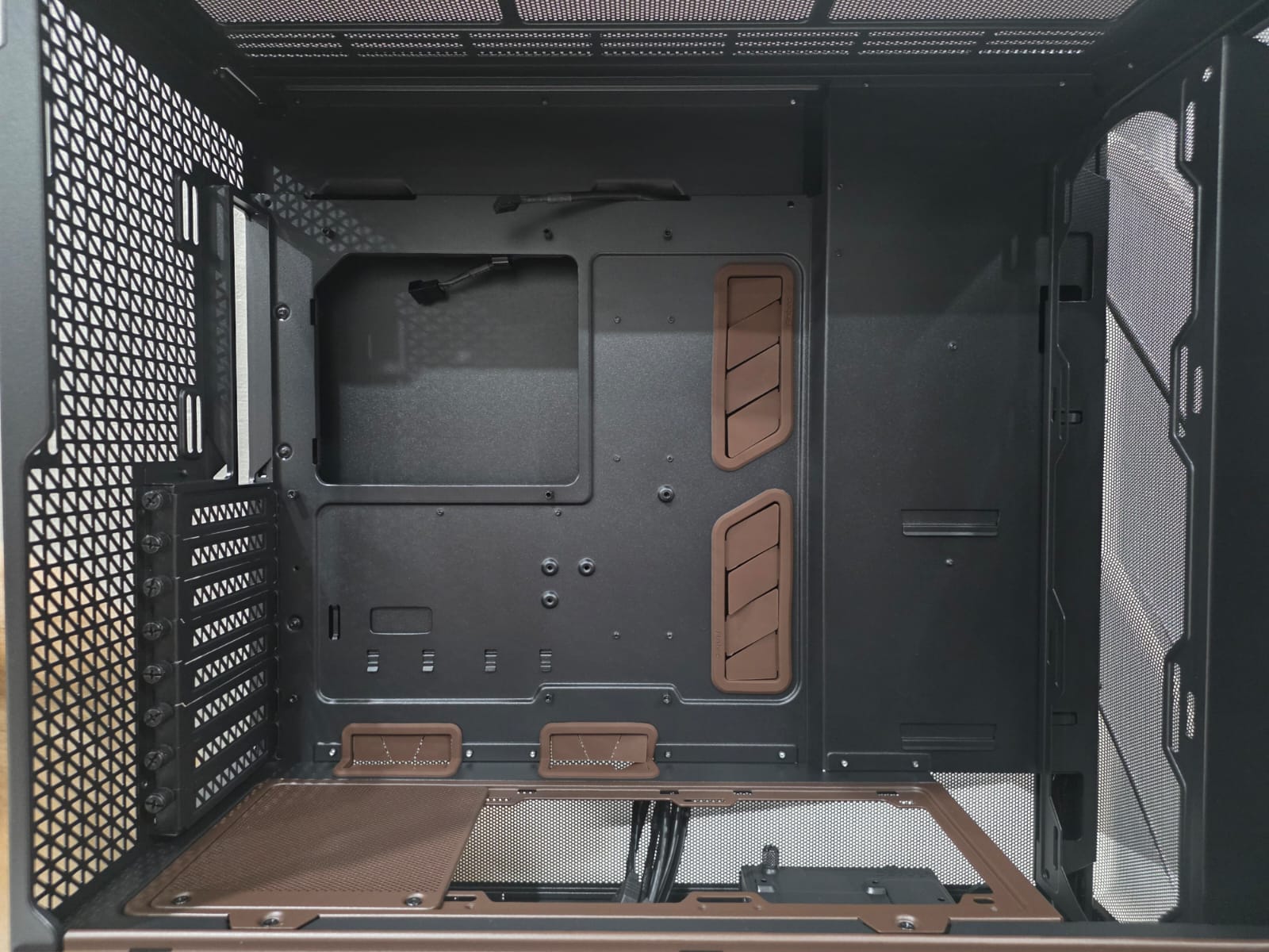 Antec Flux Pro Noctua Edition, Casing PC dan Gaya Furnitur Jadi Satu