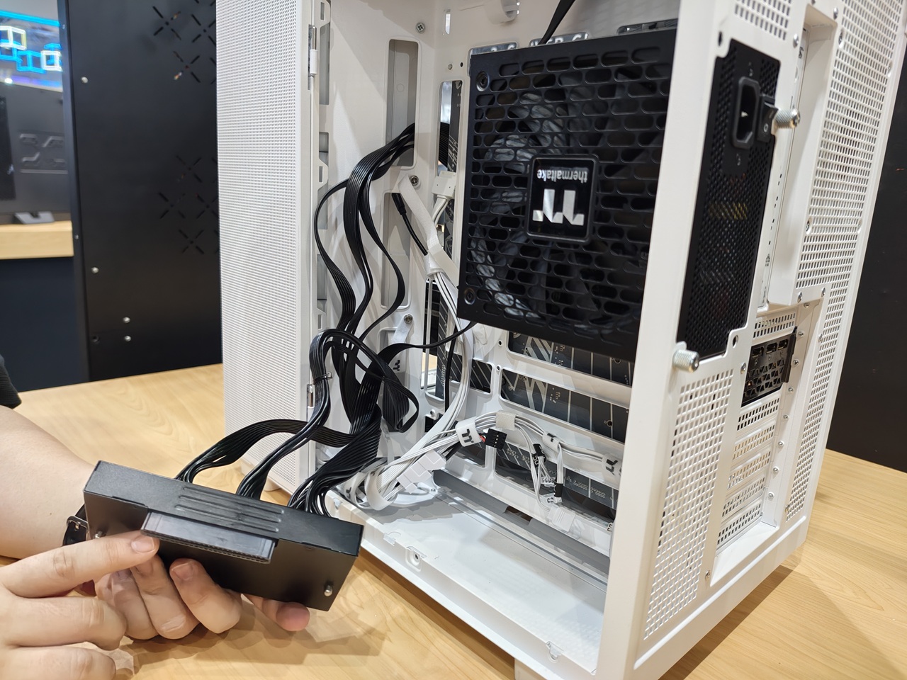 Ada Casing Couple dan Retro, Serta PSU Beda Gaya dari Thermaltake