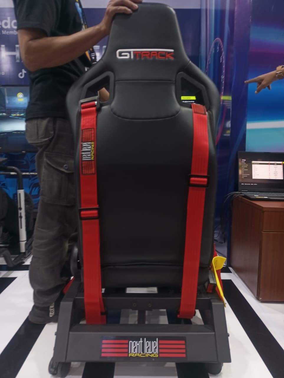 Menjajal Driving Simulator Moza dan Thrustmaster di Booth Medcom.id GIIAS 2026
