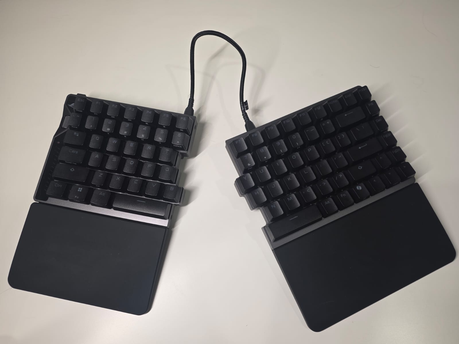 Asus ROG Falcata, Keyboard Gaming Beneran Bisa Kepisah Buat FPS