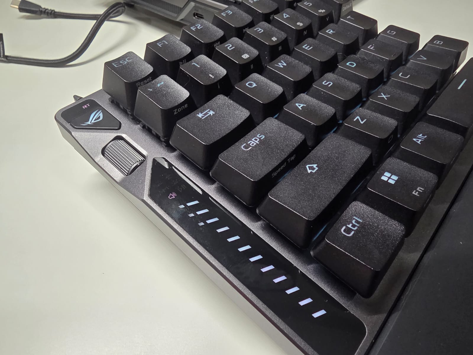 Asus ROG Falcata, Keyboard Gaming Beneran Bisa Kepisah Buat FPS
