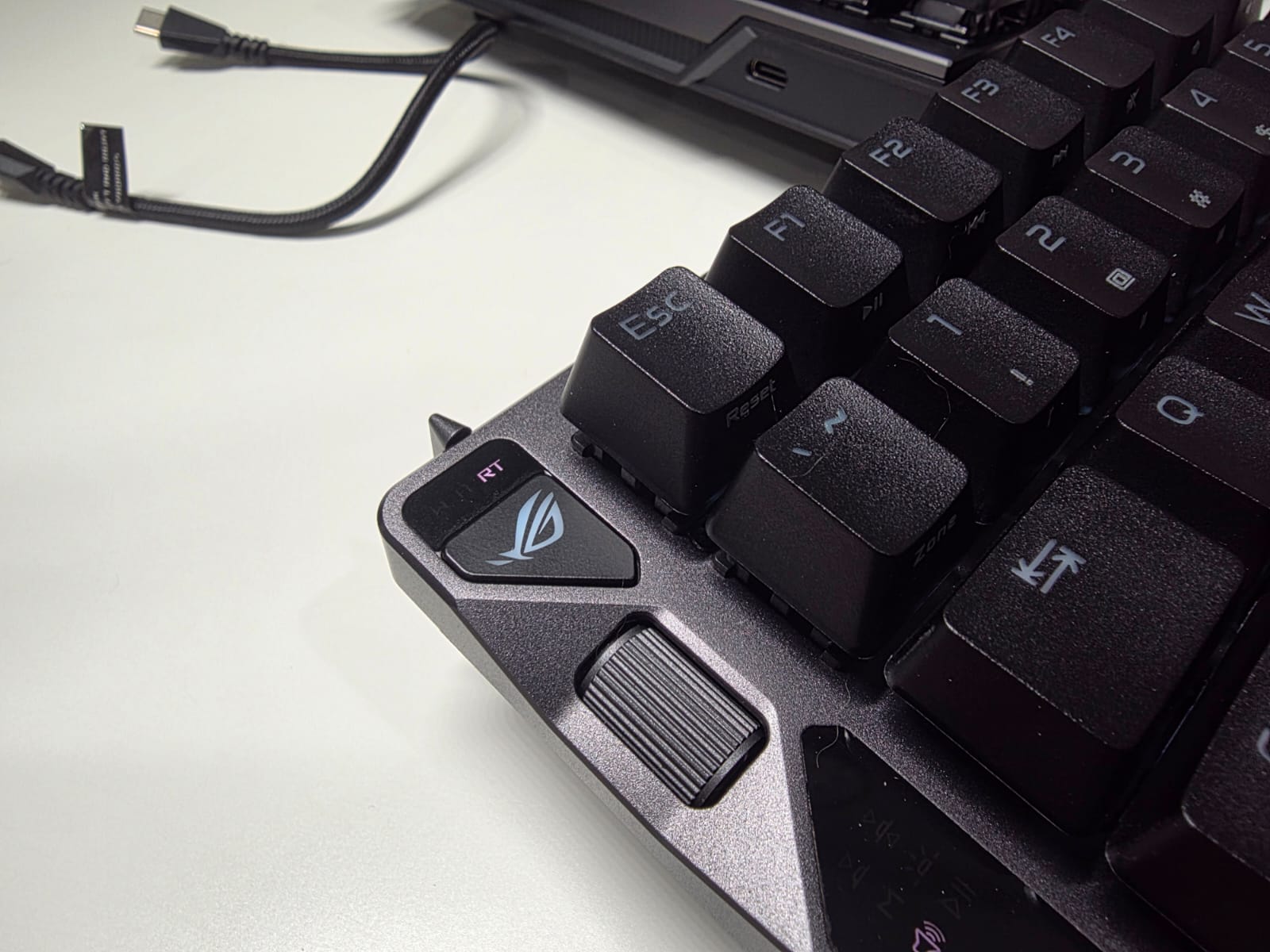 Asus ROG Falcata, Keyboard Gaming Beneran Bisa Kepisah Buat FPS