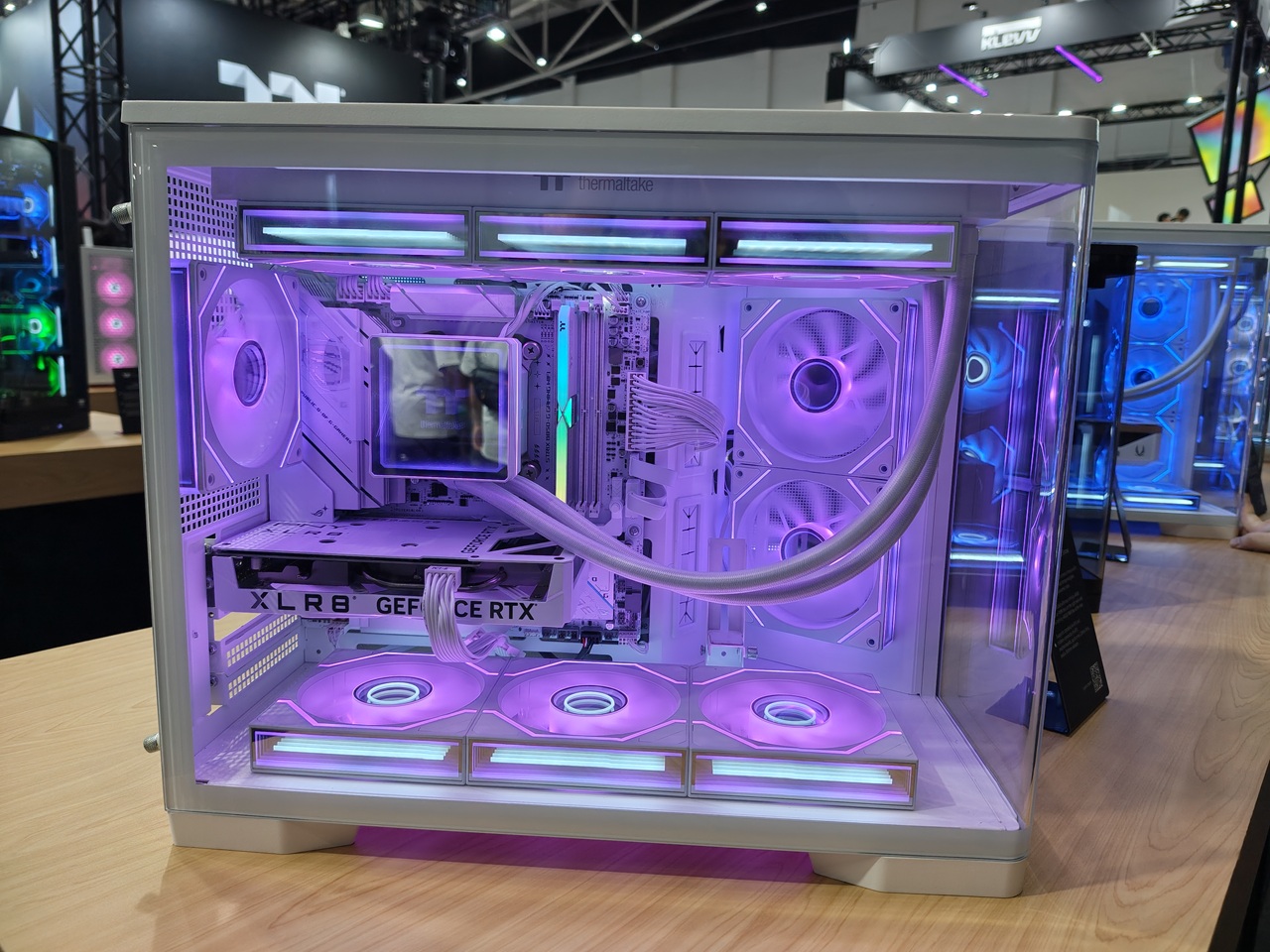 Thermaltake Unjuk Gigi, dari Casing Dual-System Sampai Simulator Balap Premium