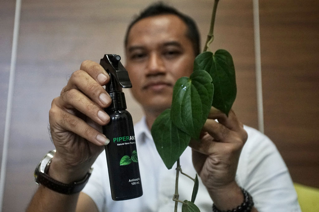 dosen ugm buat hand sanitizer dari daun