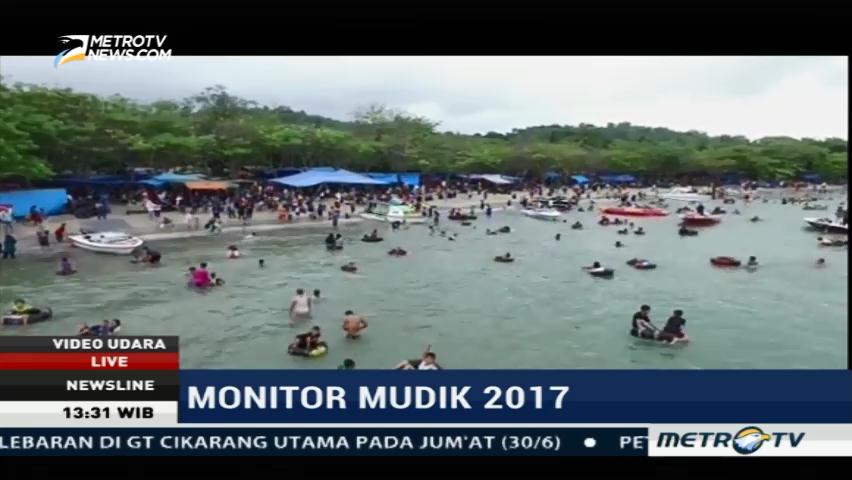 Pantai Kelapa Tujuh Merak Diserbu Pengunjung